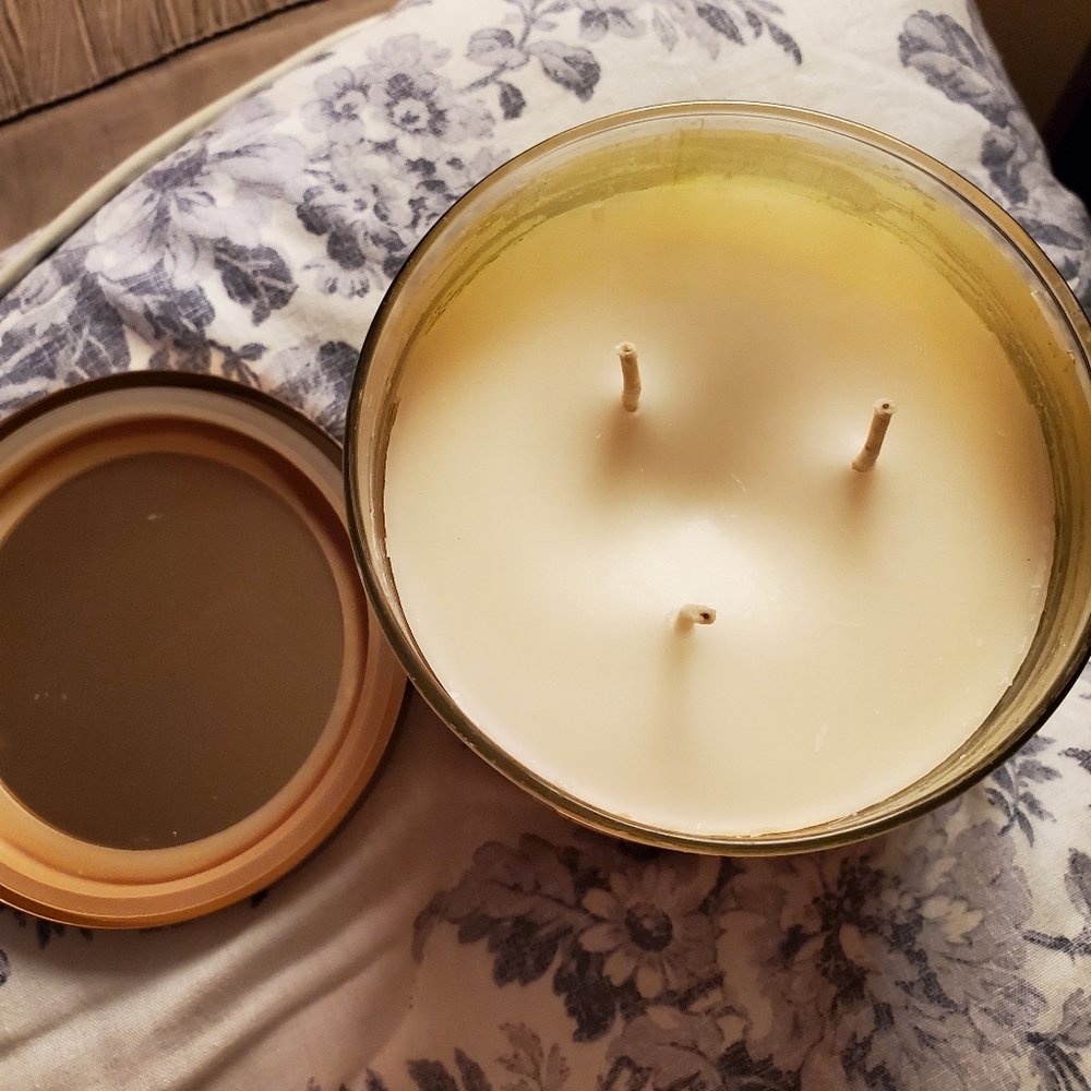 Bath and Body Works Spiced Vanilla Cupcake 3-Wick Candle - Picture 4 of 7